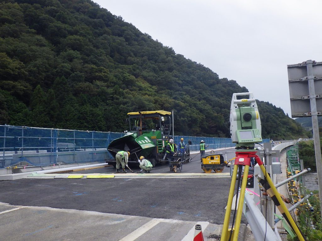 施工事例「舗装工事　高速道路舗装工事」のサムネイル