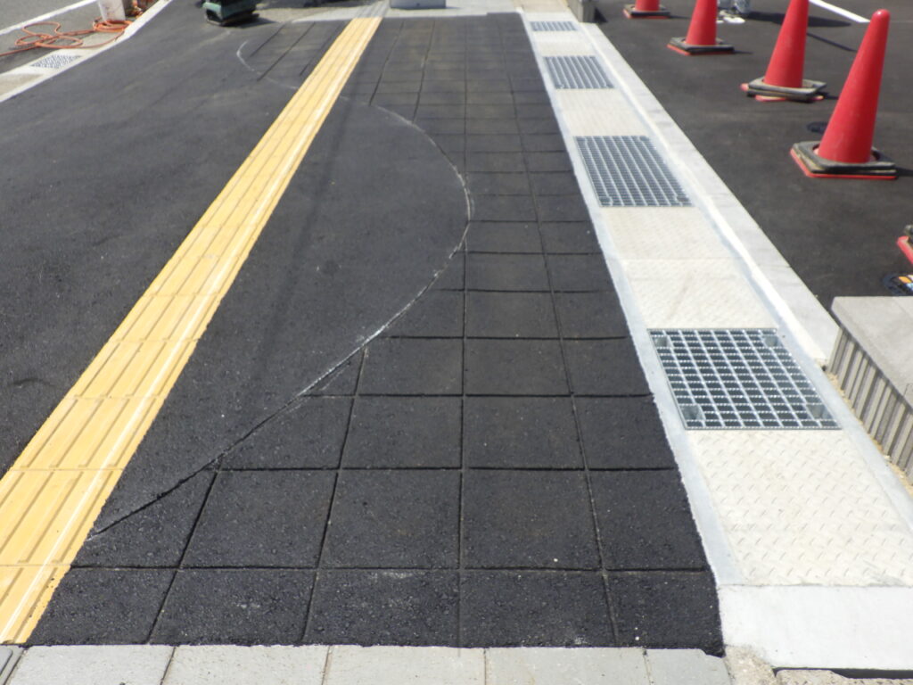 施工事例「倉敷某駅付近マンション出入口スタンプロード」型押しの様子