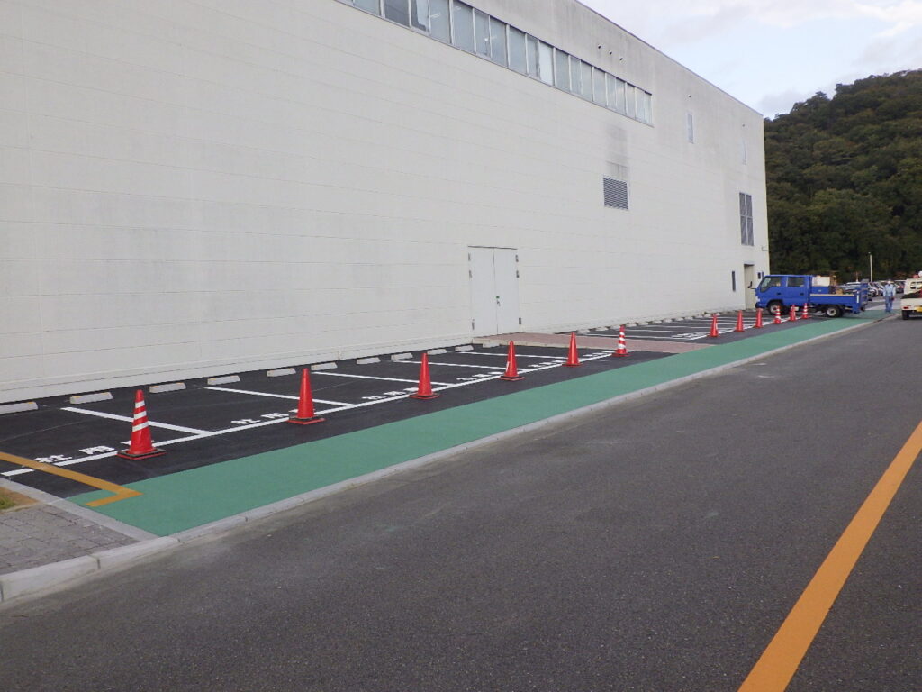 施工事例「岡山市某工場駐車場舗装工事(スタンプロード)完成」のサムネイル