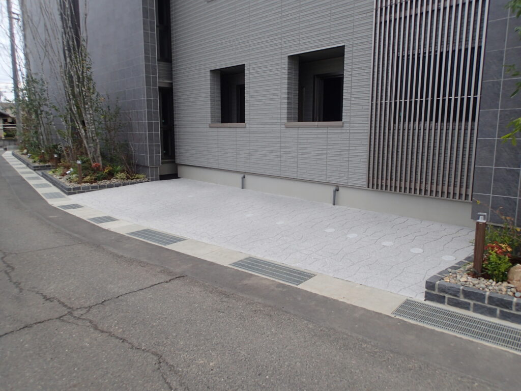 施工事例「西阿知アパート駐車場舗装工事完成」のサムネイル